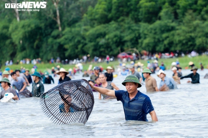 Nghìn người tham gia lễ hội bắt cá độc nhất vô nhị ở Hà Tĩnh