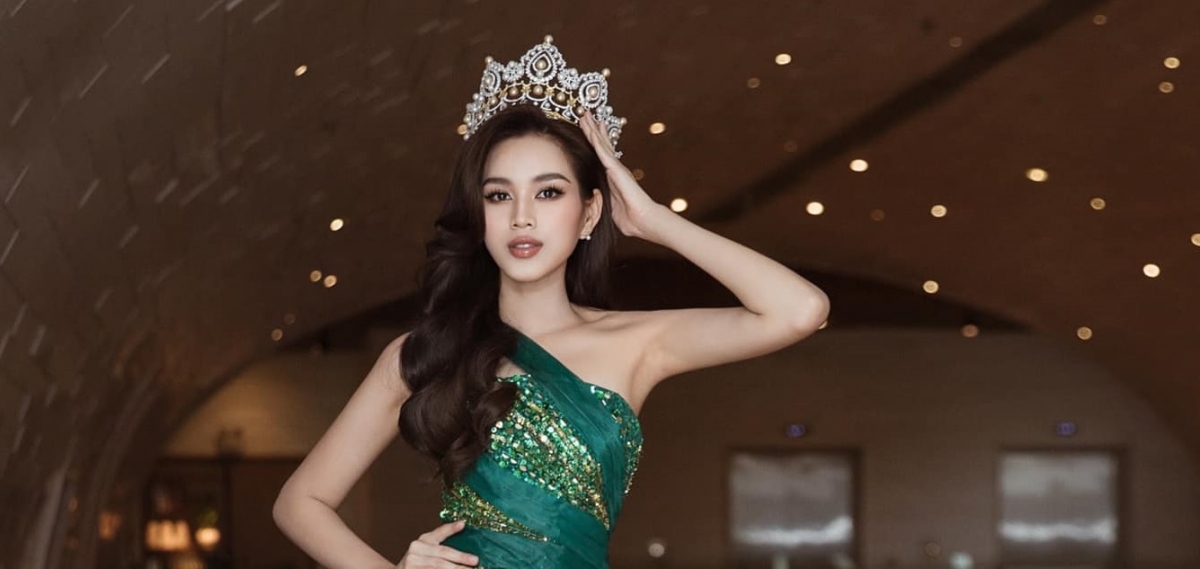 Hoa hậu Đỗ Thị Hà đẹp lộng lẫy, đội vương miện đi dự sự kiện