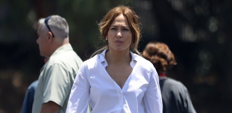 Jennifer Lopez diện sơ mi thanh lịch đến trường quay thăm bạn trai