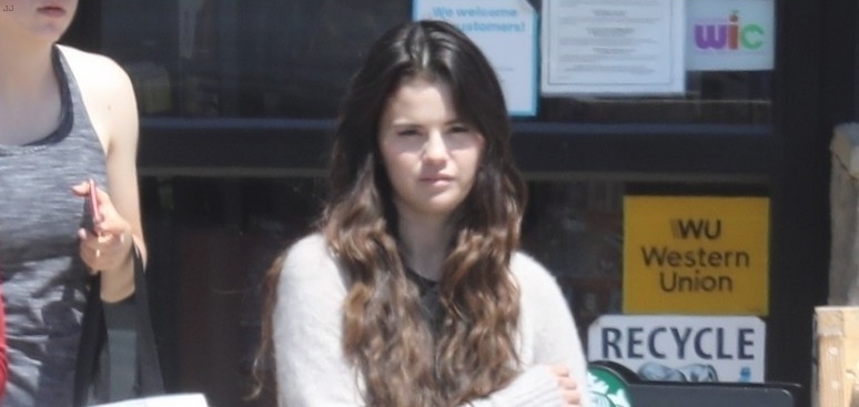 Selena Gomez để mặt mộc nhợt nhạt đi mua đồ tạp hóa ở Mỹ