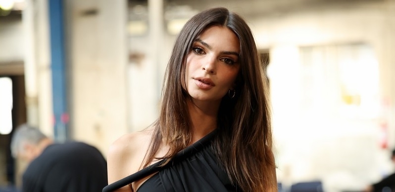 "Thiên thần nội y" Emily Ratajkowski đẹp hút mắt khi dự show thời trang