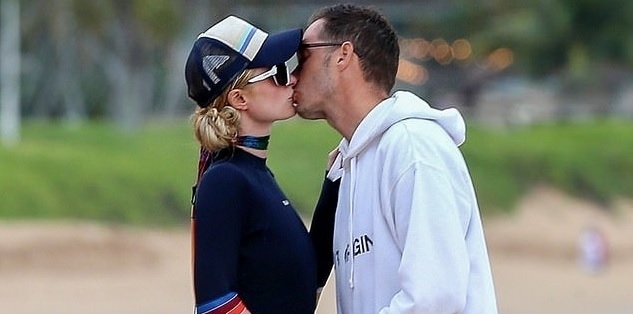 Kiều nữ Paris Hilton ngọt ngào "khóa môi" chồng trên bãi biển