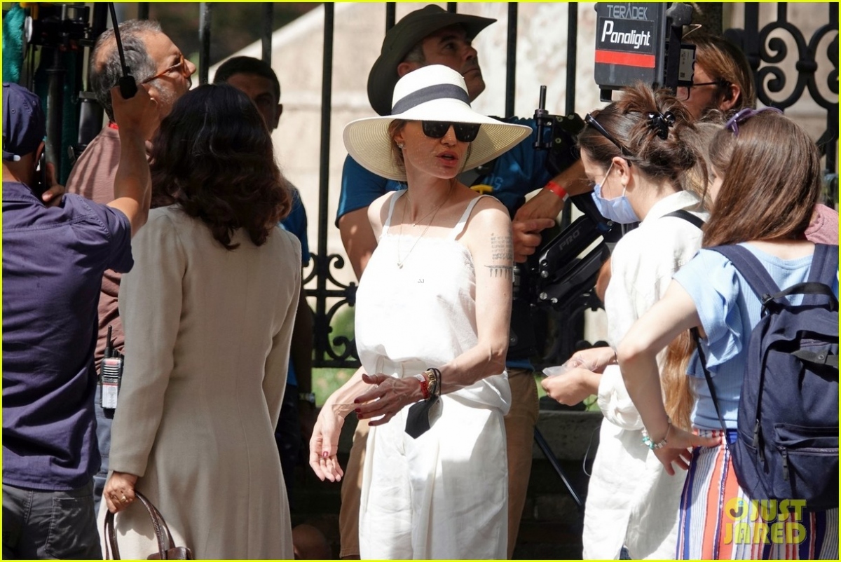 Angelina Jolie tái xuất rạng rỡ và xinh đẹp trên phim trường