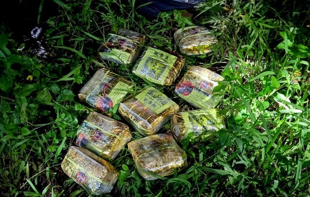Truy bắt nhóm đối tượng vứt lại 10kg ma túy lẩn trốn vào rừng sâu
