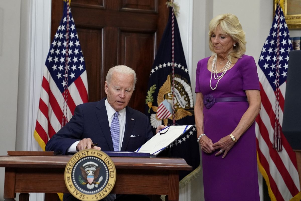 Tổng thống Mỹ Joe Biden ký ban hành luật kiểm soát súng đạn