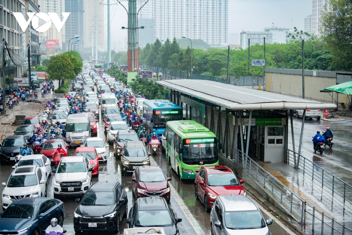 Hà Nội lại đề xuất cho xe ô tô đi chung làn xe buýt nhanh BRT