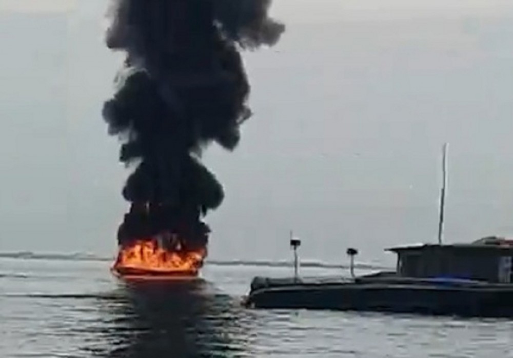 Xuồng chở dầu chìm xuống biển sau khi bốc cháy dữ dội