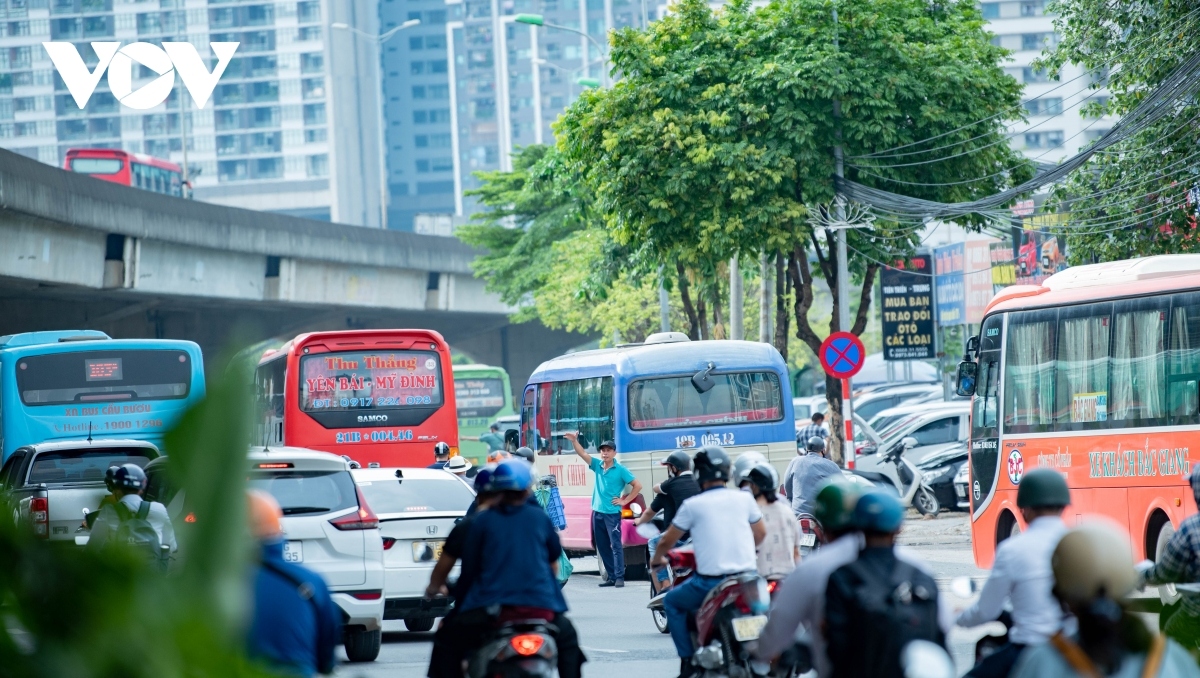 Công an Hà Nội lên tiếng về “bến xe chui" trên đường Phạm Hùng