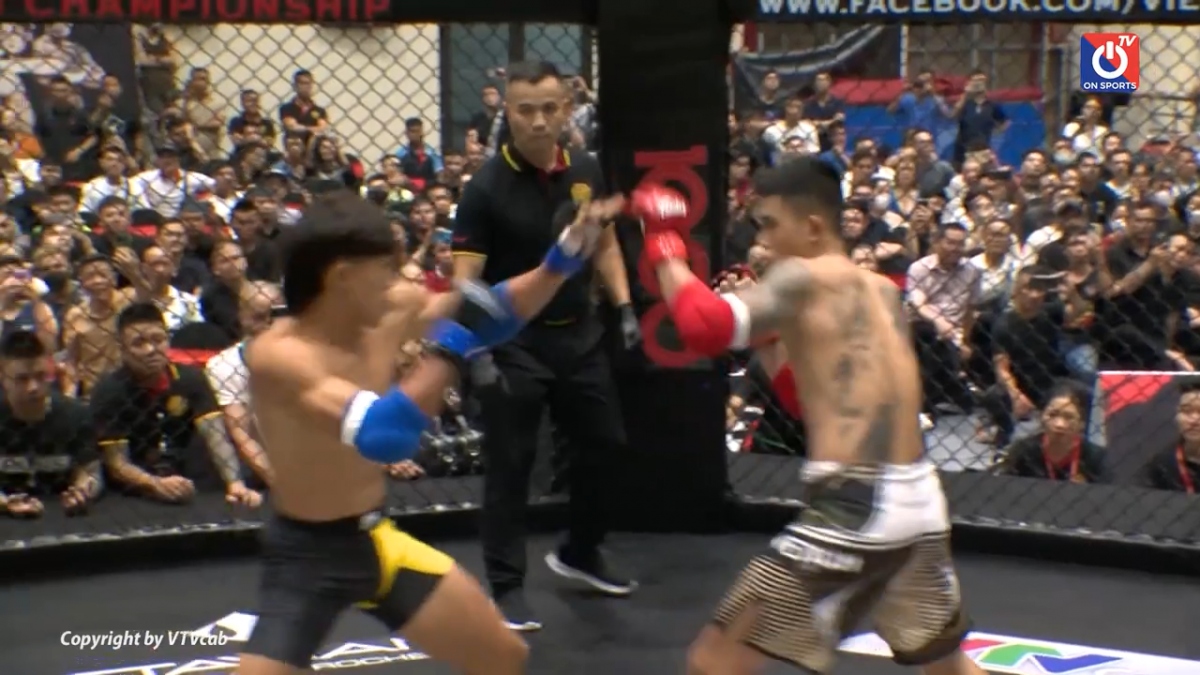 "Độc cô cầu bại" Nguyễn Trần Duy Nhất tung đòn hạ gục đối thủ trên sàn đấu MMA