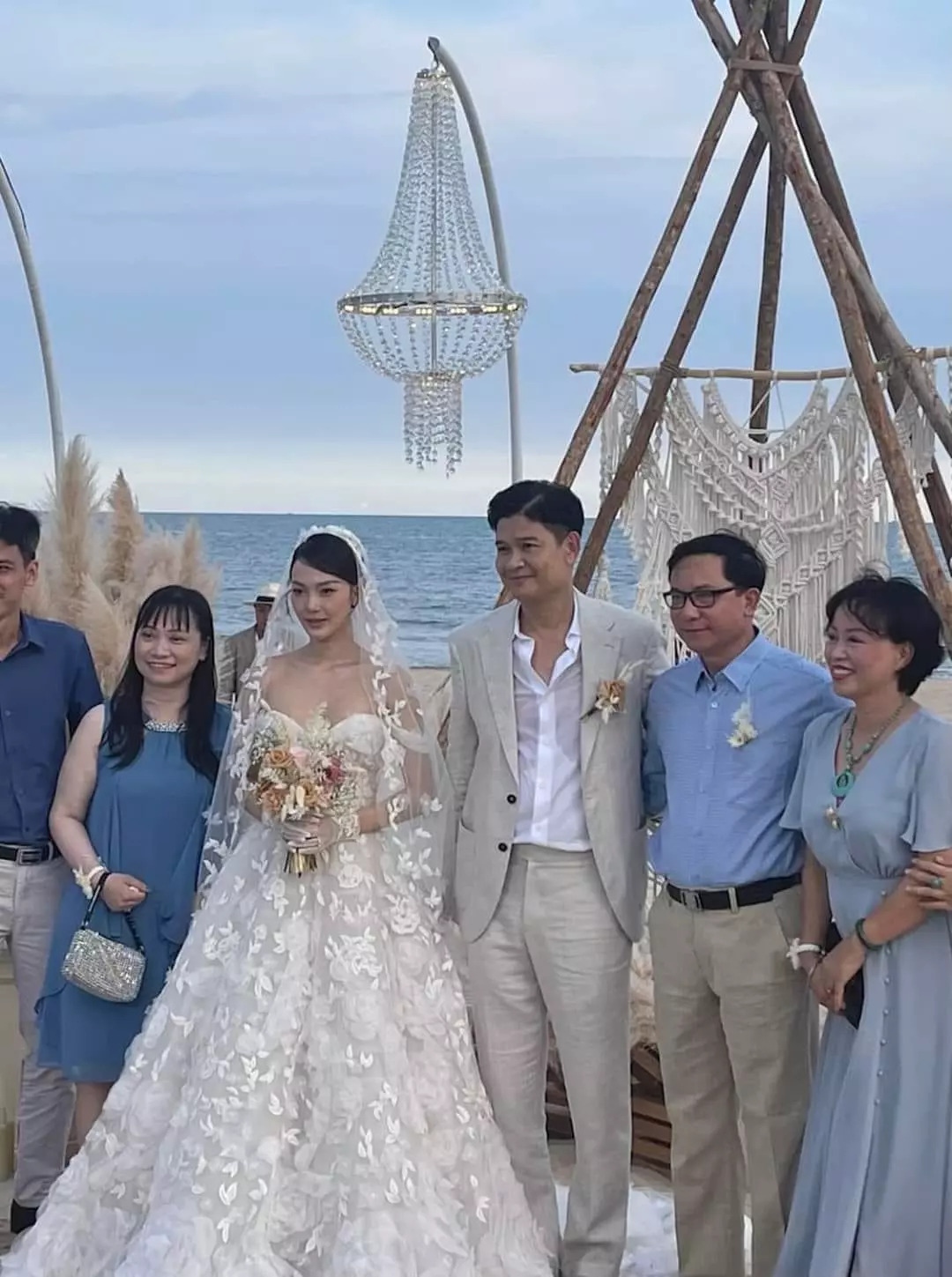 Chuyện showbiz: Lộ ảnh cận mặt chồng ca sĩ Minh Hằng trong đám cưới