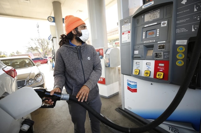 Giá xăng trung bình ở Mỹ lần đầu chạm ngưỡng 5 USD/gallon