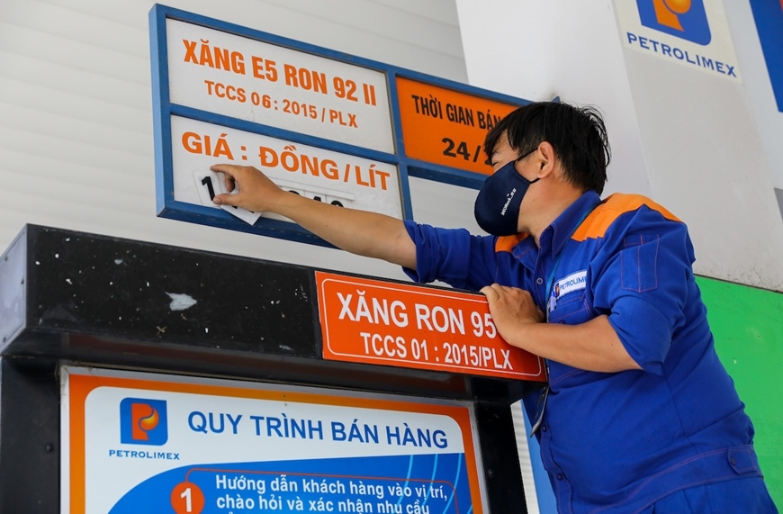 Việt Nam vẫn còn dư địa để kìm hãm đà tăng giá xăng dầu
