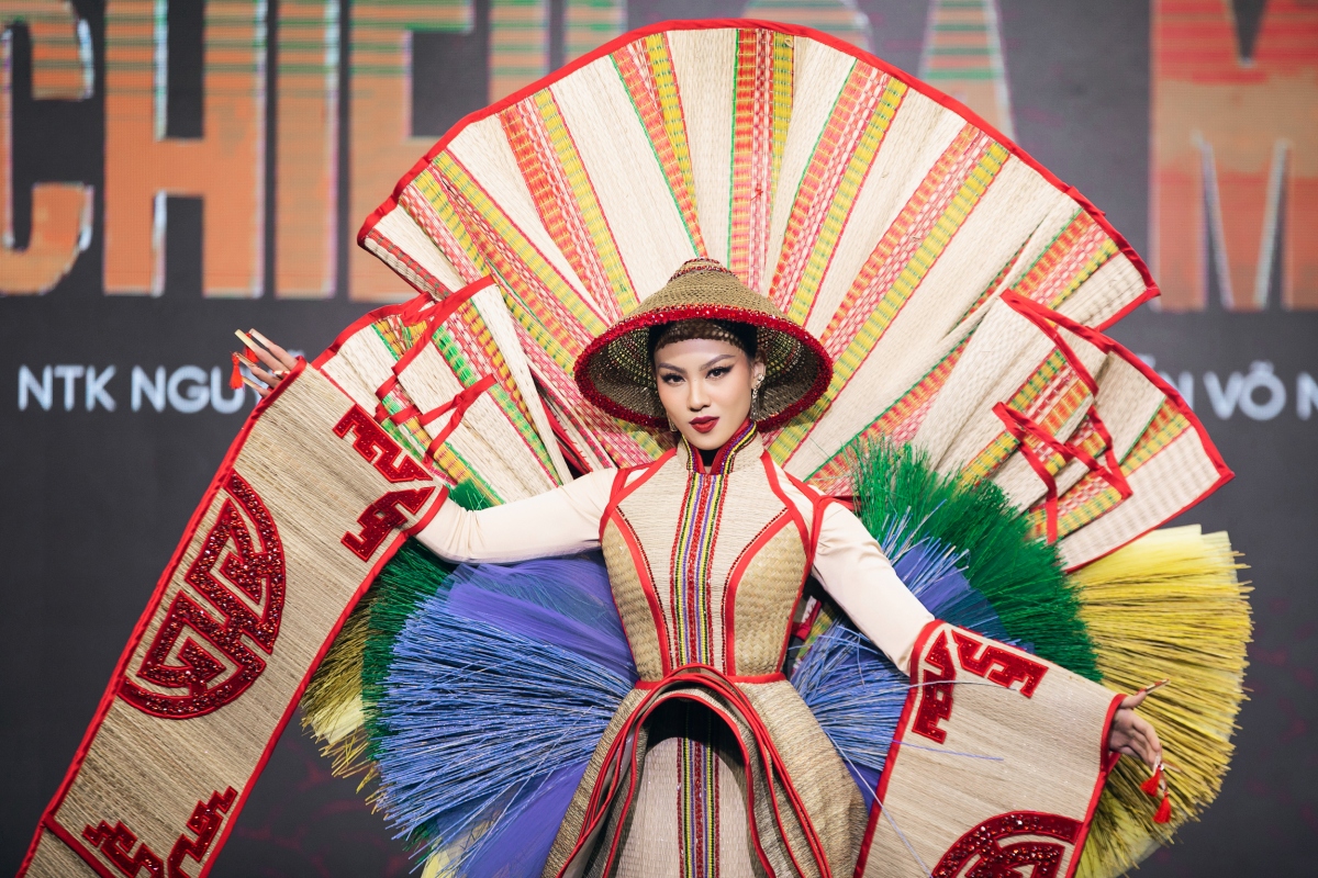 "Chiếu Cà Mau" là trang phục dân tộc đẹp nhất tại Hoa hậu Hoàn vũ Việt Nam 2022