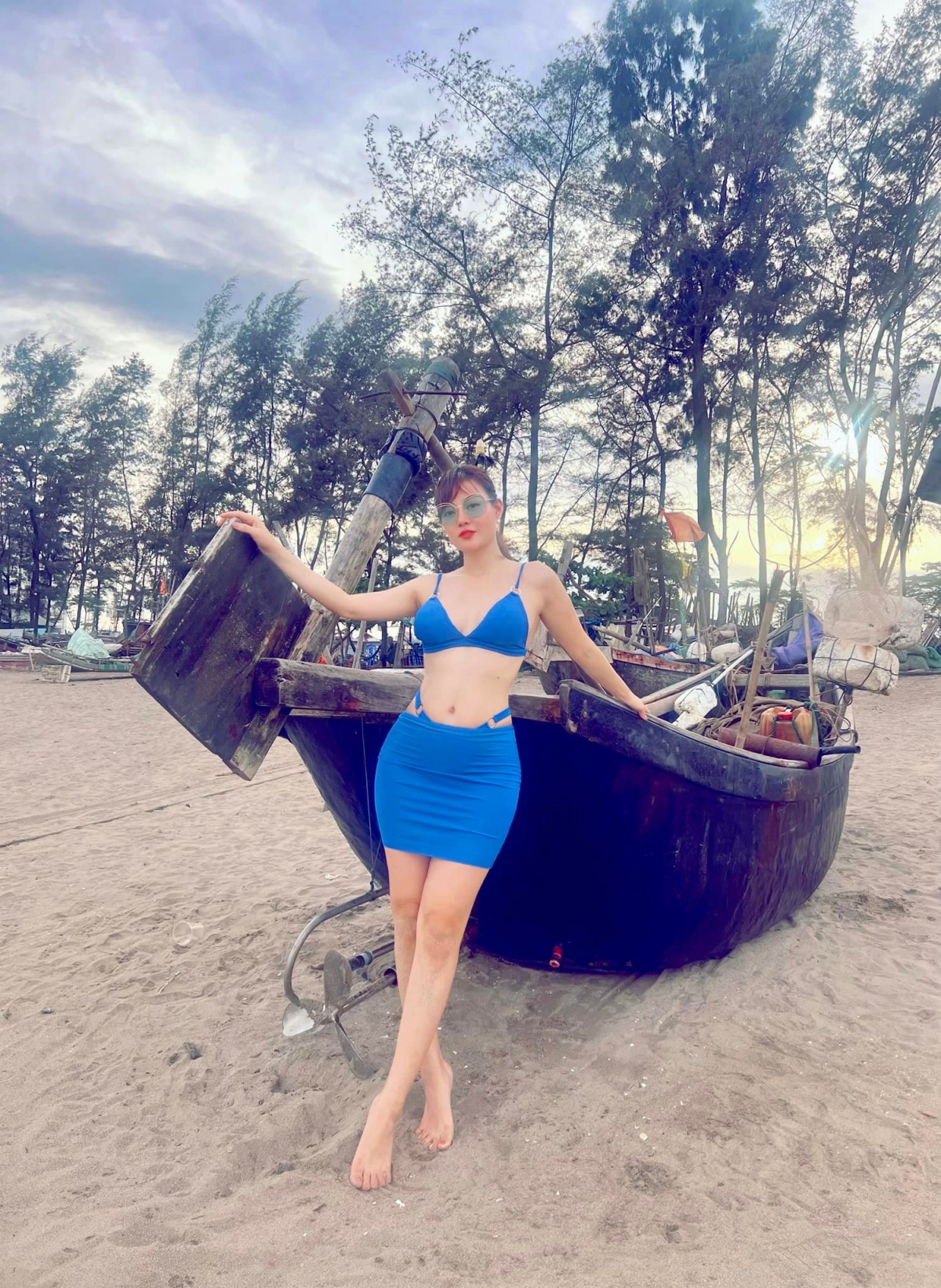 Diễn viên Thanh Hương diện bikini, khoe đường cong "rực lửa" trên bãi biển