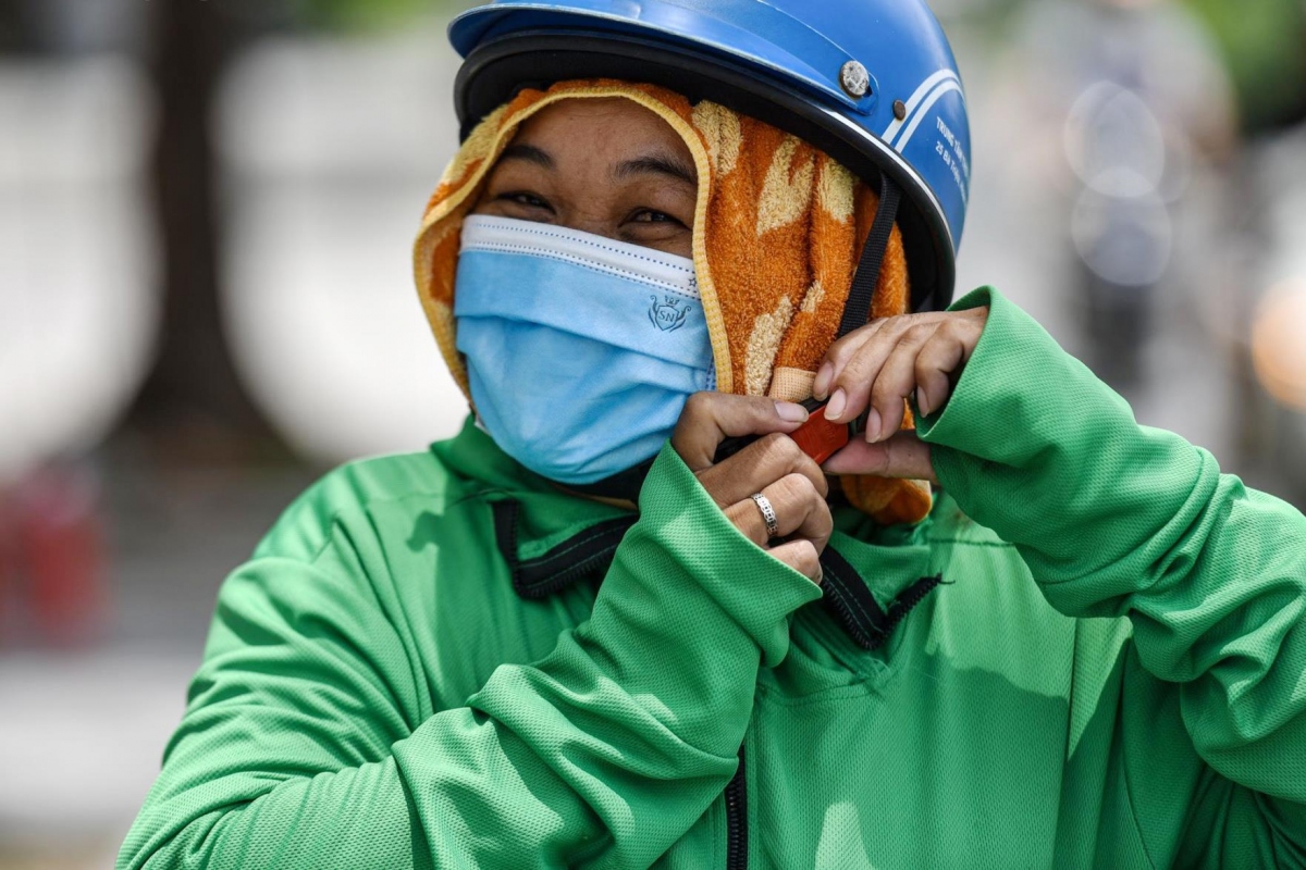Người lao động nhọc nhằn mưu sinh giữa ‘chảo lửa’ hơn 40 độ C ở Hà Nội
