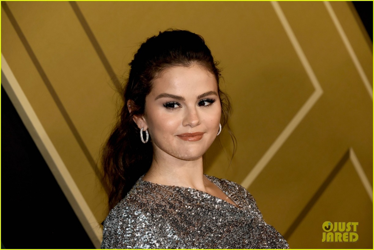 Selena Gomez diện đầm cut-out xẻ cao gợi cảm trong buổi ra mắt phim mới