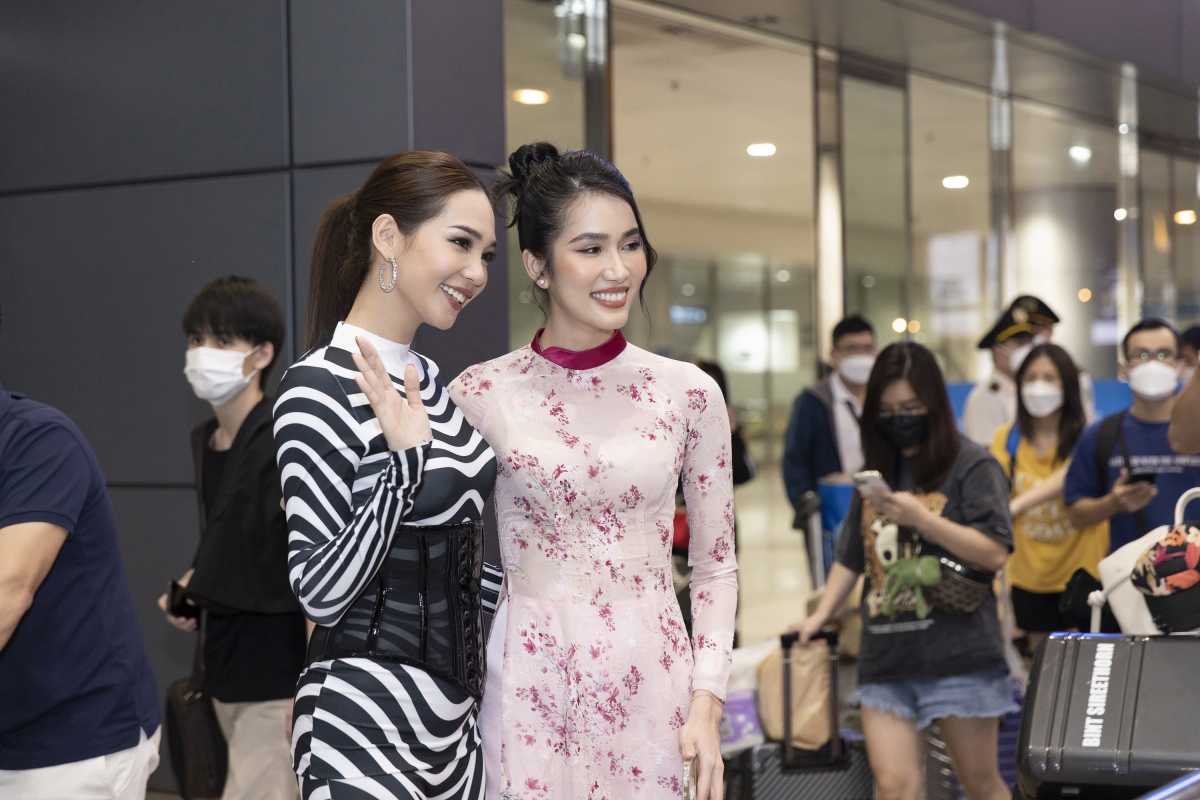 Á hậu Phương Anh tặng áo dài cho Hoa hậu Quốc tế 2019 khi vừa đến Việt Nam