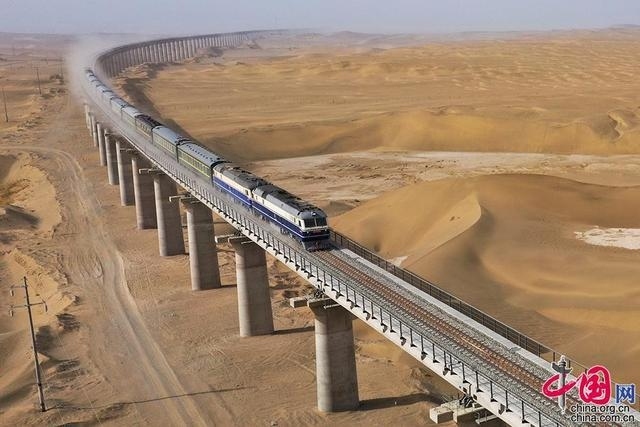 Trung Quốc xây dựng tuyến đường sắt quanh sa mạc đầu tiên trên thế giới