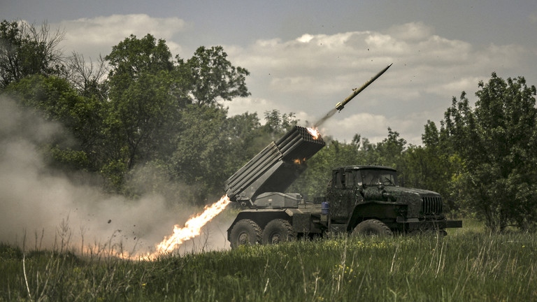 Ukraine thừa nhận bất lợi trong cuộc chiến pháo binh với Nga