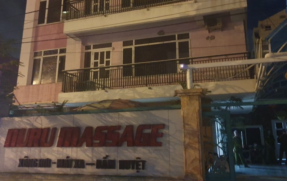 Nóng 24h: Nhân viên cơ sở massage mặc "mát mẻ" phục vụ khách