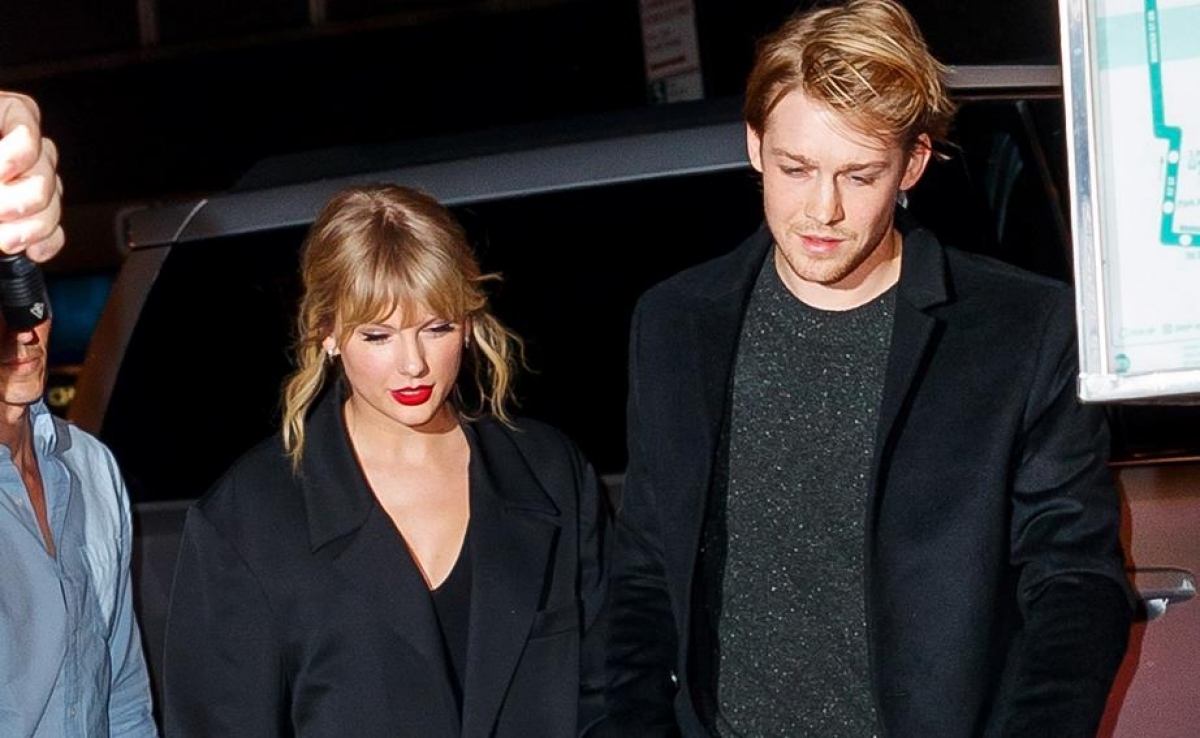 Taylor Swift bí mật đính hôn với tình trẻ sau 5 năm hẹn hò