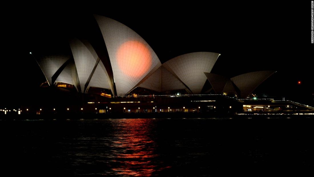 Nhà hát Opera Sydney thắp đèn tưởng niệm cố thủ tướng Abe Shinzo