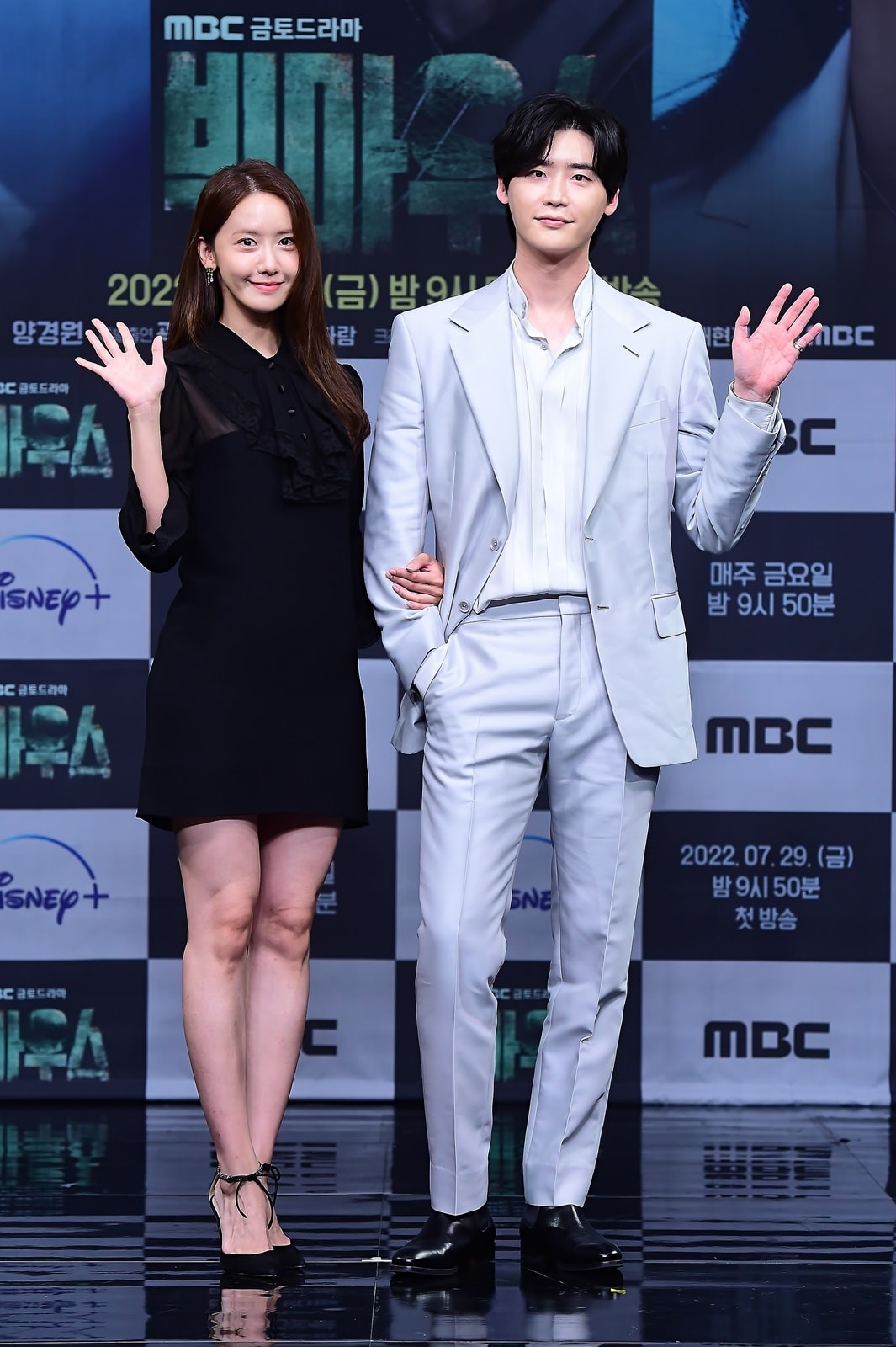 "Nữ thần" YoonA (SNSD) rạng rỡ, sánh đôi cùng tài tử Lee Jong Suk