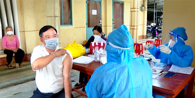 Người dân Vĩnh Long chủ động đi tiêm vaccine mũi 4