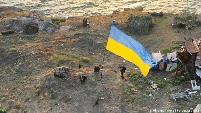 Ukraine cắm cờ trên Đảo Rắn