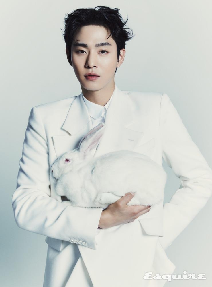 Ahn Hyo Seop bảnh bao với vest trắng, chia sẻ ấn tượng về Kim Sejeong