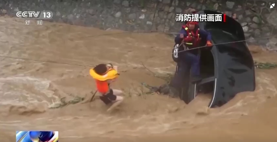 Thót tim tài xế đu dây vượt qua dòng lũ chảy cuồn cuộn ở miền Nam Trung Quốc