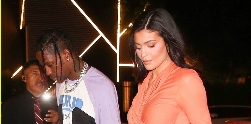 Kylie Jenner gợi cảm đi ăn tối cùng bạn trai sau khi sinh con thứ 2