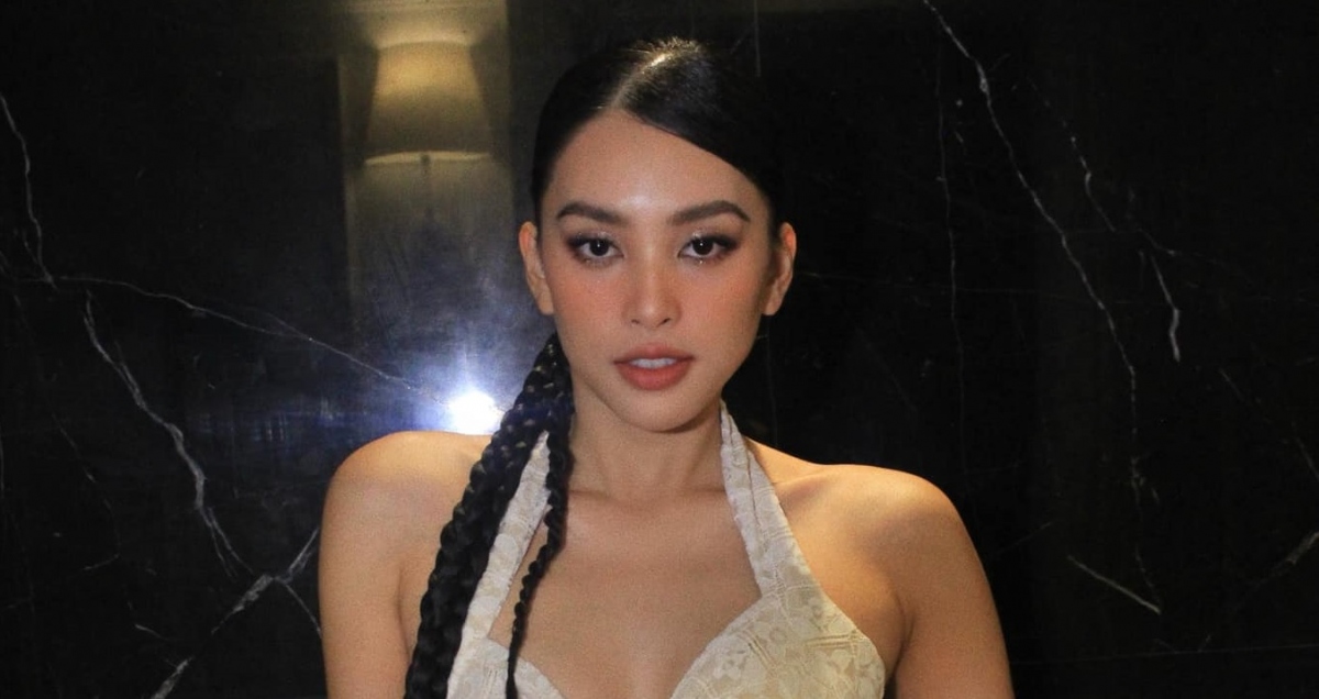 Hoa hậu Tiểu Vy khoe dáng với đầm ren cut-out gợi cảm