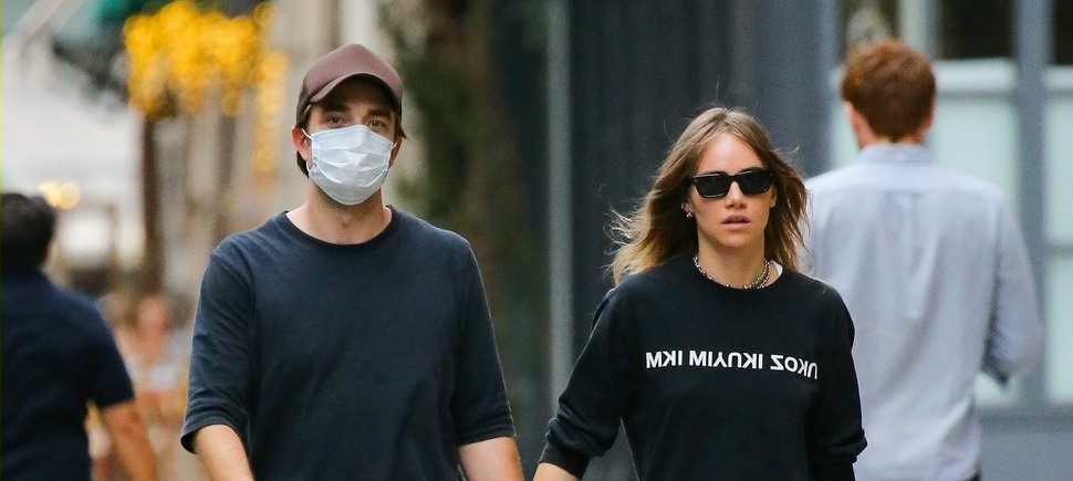 Robert Pattinson giảm cân rõ rệt khi đi mua sắm cùng bạn gái xinh đẹp