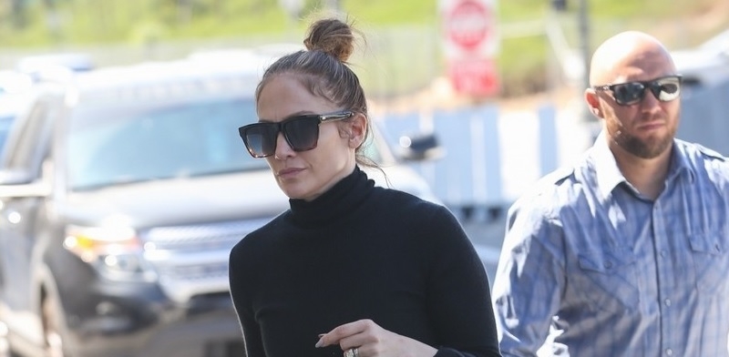 Jennifer Lopez để mặt mộc ra phố sau khi kết hôn lần 4