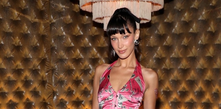 Bella Hadid diện đầm cổ yếm gợi cảm ra mắt thương hiệu đồ uống mới