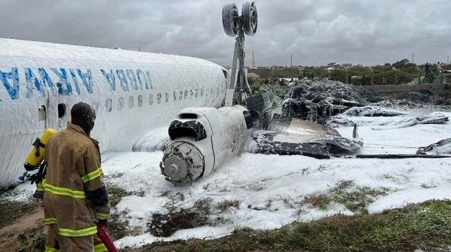 Máy bay chở khách ở Somalia bị rơi