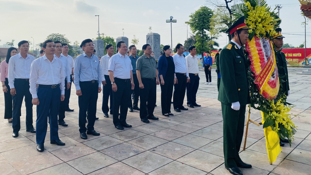 Thủ tướng Phạm Minh Chính viếng các Anh hùng liệt sỹ tại Thái Nguyên