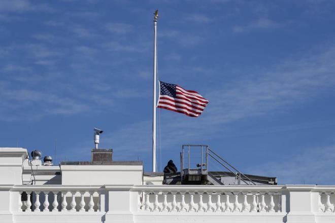 Tổng thống Mỹ Biden ra lệnh treo cờ rủ để tưởng nhớ cựu Thủ tướng Nhật Bản