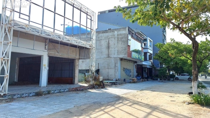 Nhà hàng đóng cửa, khách sạn vắng lặng tại phố du lịch ven biển Đà Nẵng