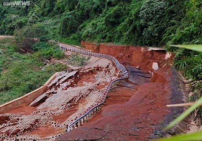 Đường 27 tỷ đồng chưa bàn giao đã tan nát sau 2 năm "nằm" chờ khắc phục