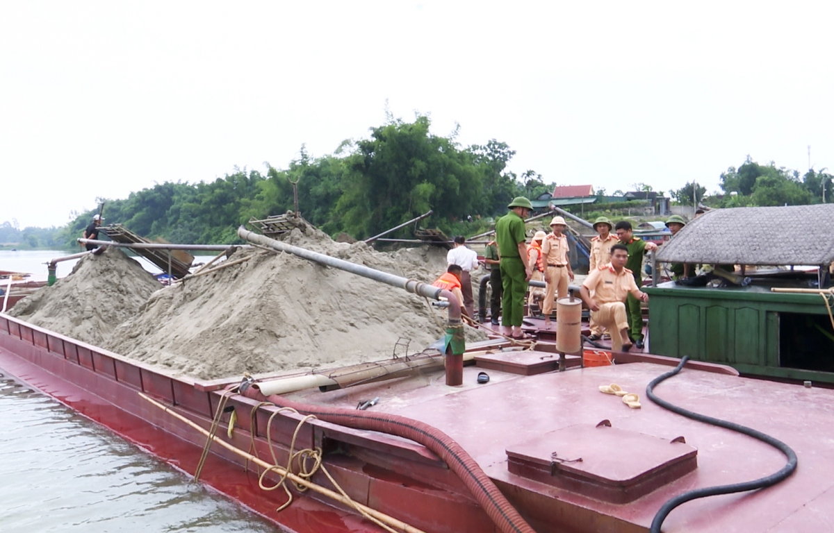 Hàng chục cảnh sát vây ráp trên sông Lam bắt 5 tàu hút cát trái phép