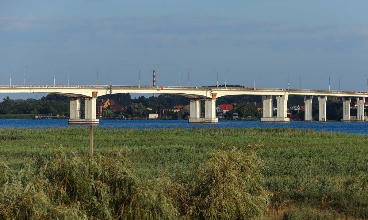 Ukraine tiếp tục dội tên lửa nhằm phá hủy cây cầu trọng yếu ở Kherson