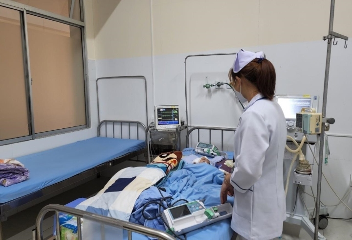 Bé gái 2 tuổi nghi bị bảo mẫu đánh chấn thương sọ não tại Lâm Đồng