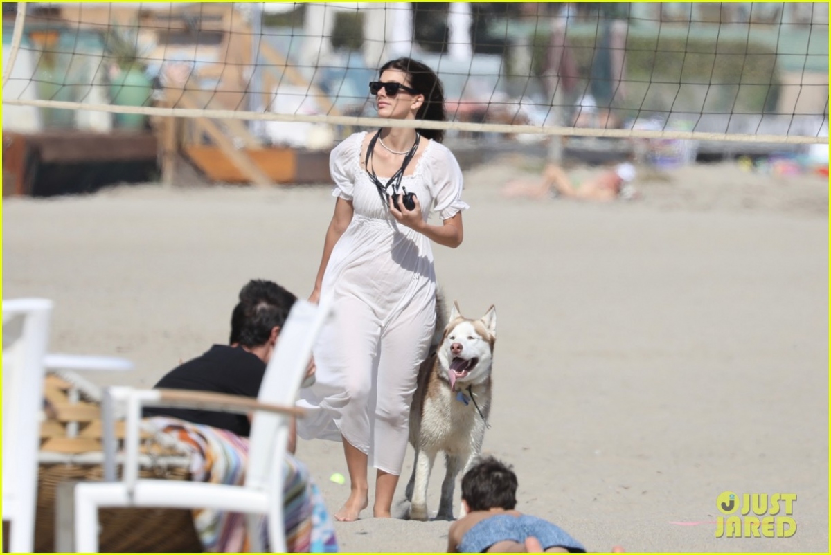 Bạn gái Leonardo DiCaprio để mặt mộc xinh đẹp dắt thú cưng đi dạo trên bãi biển