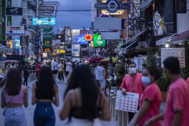 Cảnh sát Bangkok cảnh báo du khách về cần sa trên phố Khao San