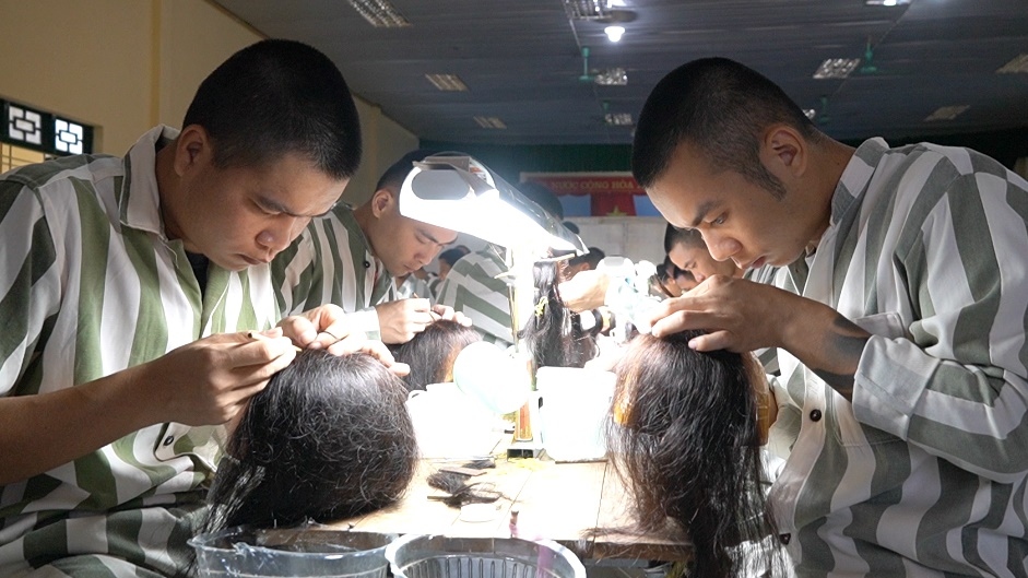 Cận cảnh phạm nhân làm tóc giả trong trại giam