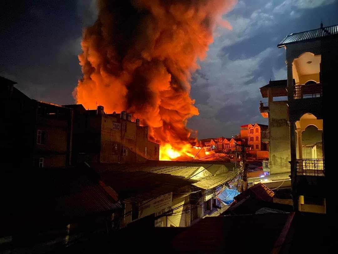 Cháy lớn trong đêm, lửa thiêu rụi hơn trăm gian hàng ở Bắc Ninh