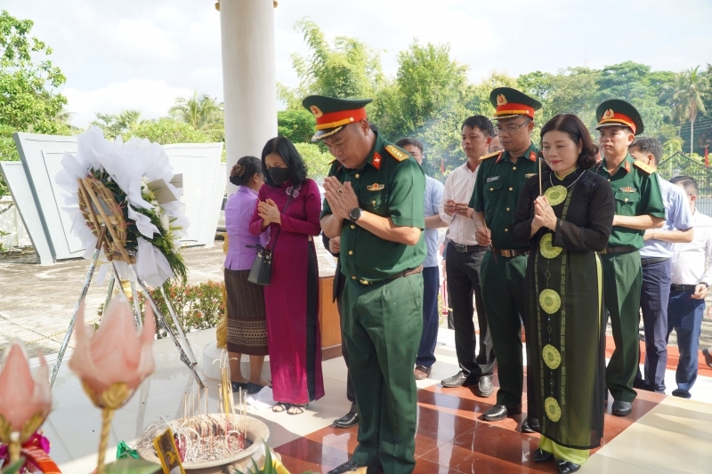 Dâng hương tưởng niệm các anh hùng liệt sĩ Liên quân chiến đấu Lào – Việt