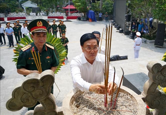 Phó Thủ tướng Phạm Bình Minh dâng hương tại Nghĩa trang Liệt sỹ Vị Xuyên